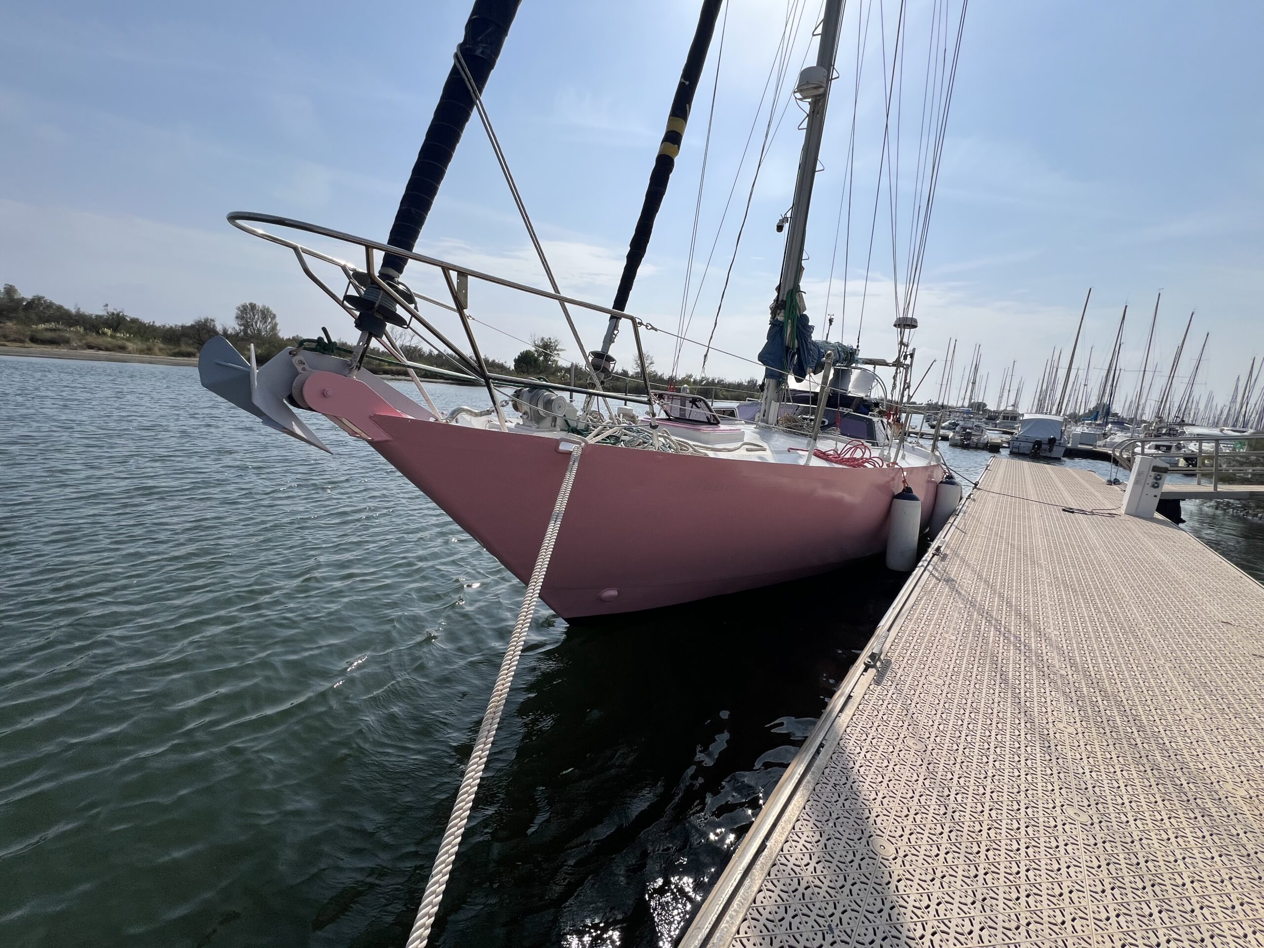 ARION fondeado, velero de expedición polar